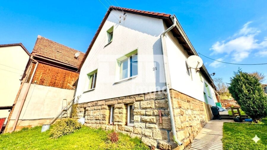 Charmanter Wohntraum mit Tradition und Moderne auf großem Grundstück - Frontansicht